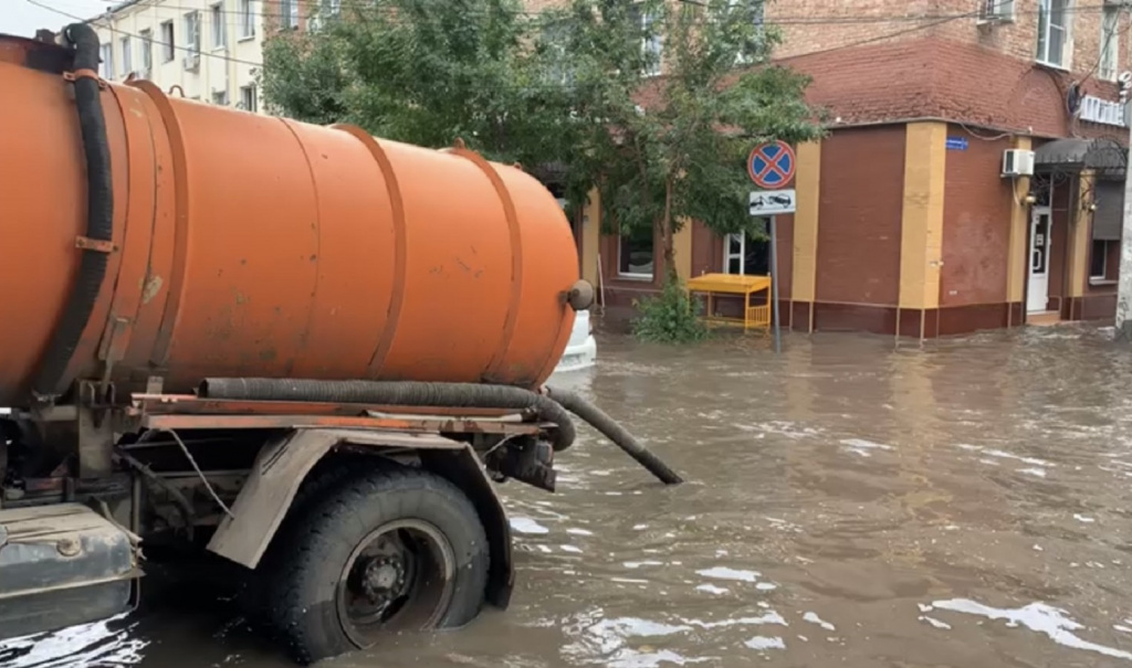 В Астрахани коммунальщики продолжают устранять последствия ливня