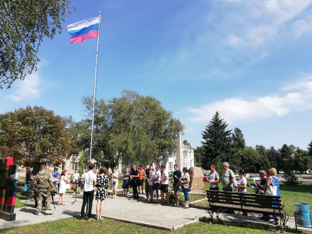 Астраханская делегация приняла участия в мероприятиях ко Дню флага России в ЛНР