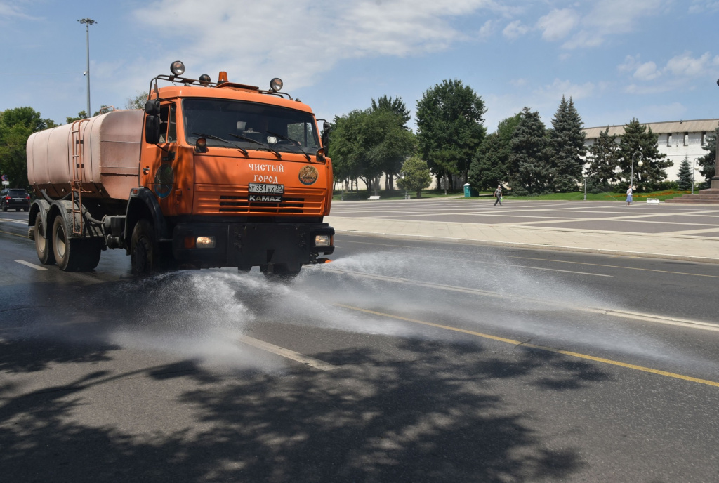 В Астрахани начали охлаждать дороги из-за жаркой погоды
