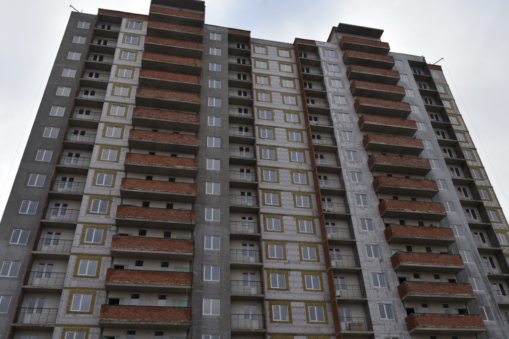 В Астрахани 192-квартирный дом для переселенцев из аварийного и ветхого жилья достроят летом