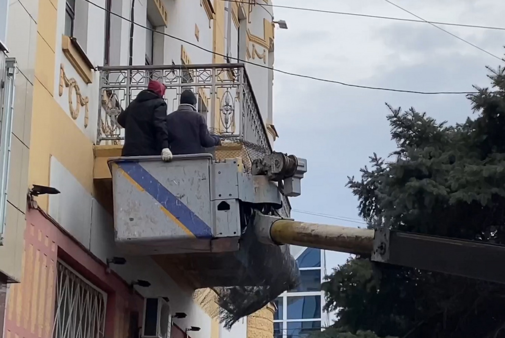 В Астрахани ликвидируют последствия обрушения части балкона здания УМВД
