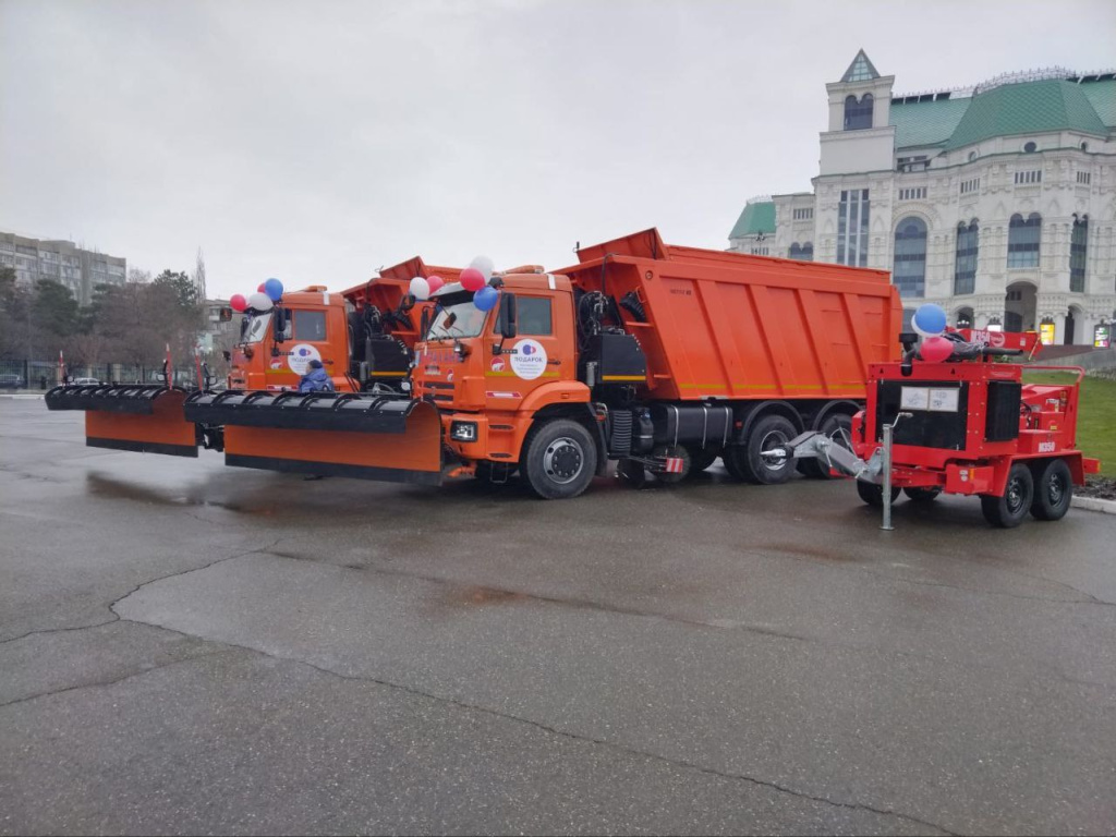 Коммунальные службы Астрахани пополнились новой спецтехникой