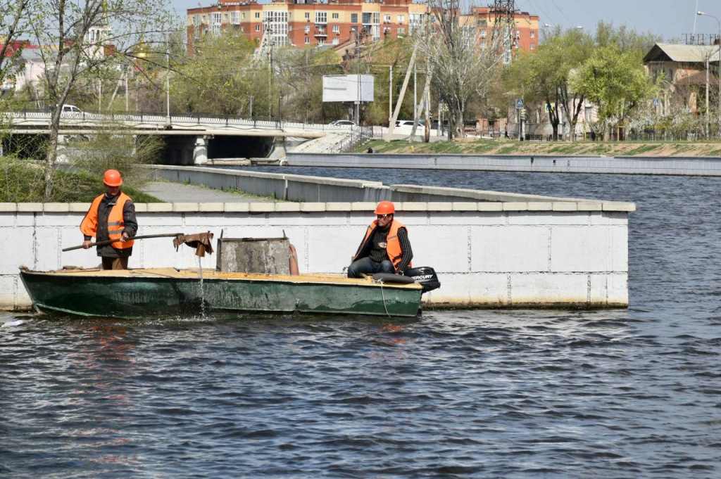 Из каналов Астрахани еженедельно достают по 2 тонны мусора