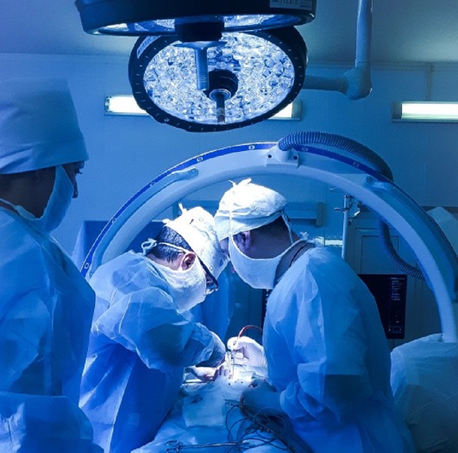 В Астрахани нейрохирурги провели сложную операцию по удалению опухоли позвоночника