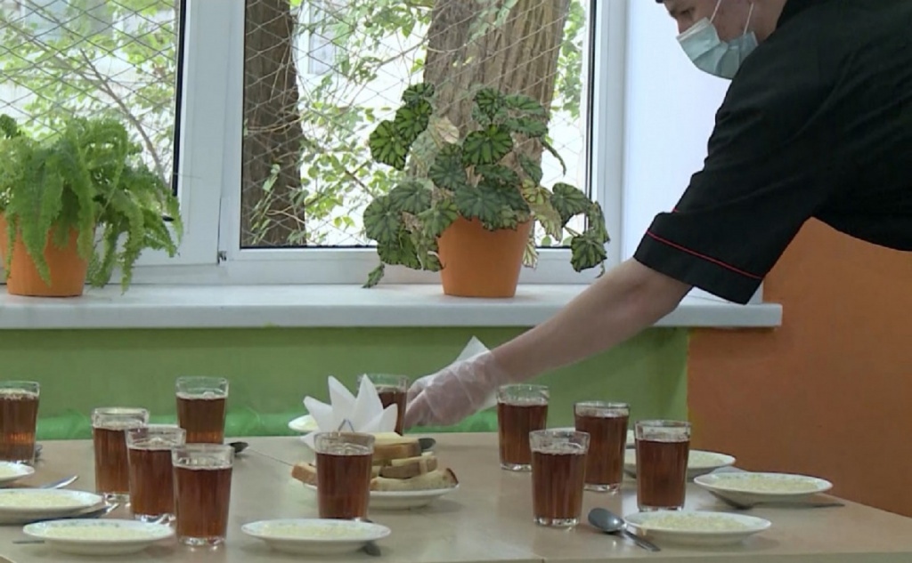 В Астраханской области обучается 31 школьник с ограничениями в питании