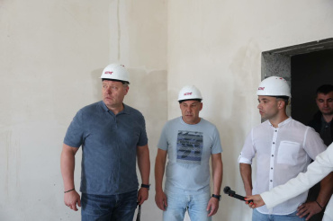 Астраханский губернатор проверил ход строительства соцобъектов в Приволжском районе
