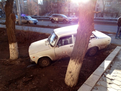  В Астрахани водитель сбил на тротуаре двух пешеходов