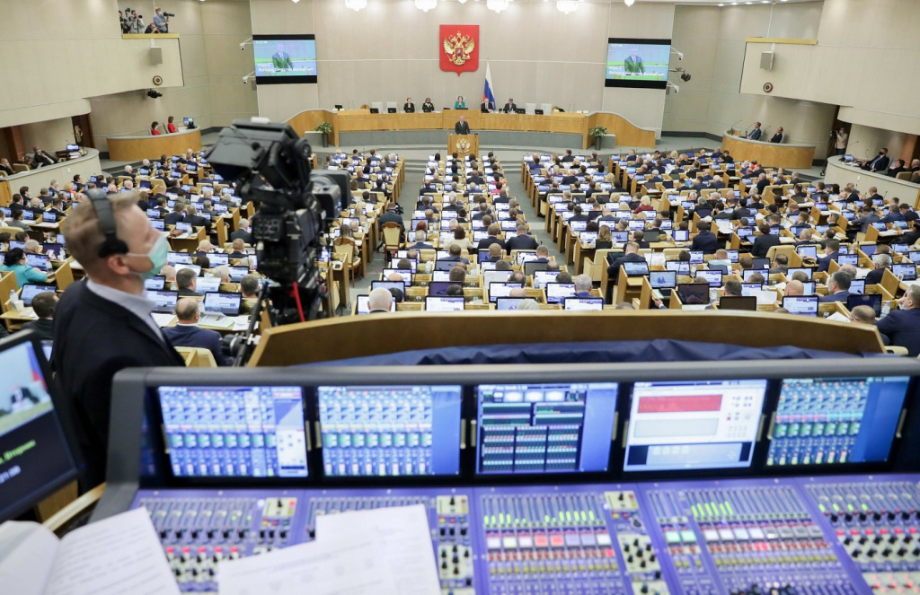 Госдума приняла законопроект о наказании за фейки о действиях российских военных