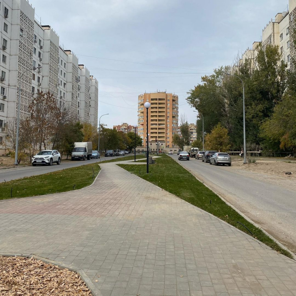 В Кировском районе Астрахани завершают благоустройство аллеи и сквера