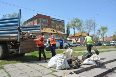 Астраханские коммунальщики приводят в порядок променадные зоны каналов