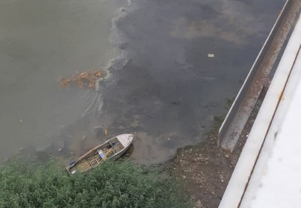 В Астрахани на реке Волге выявили загрязнение воды нефтепродуктами