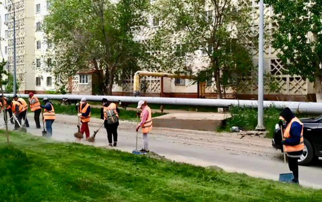 В Астрахани проводят уборку аллеи на улице Барсовой