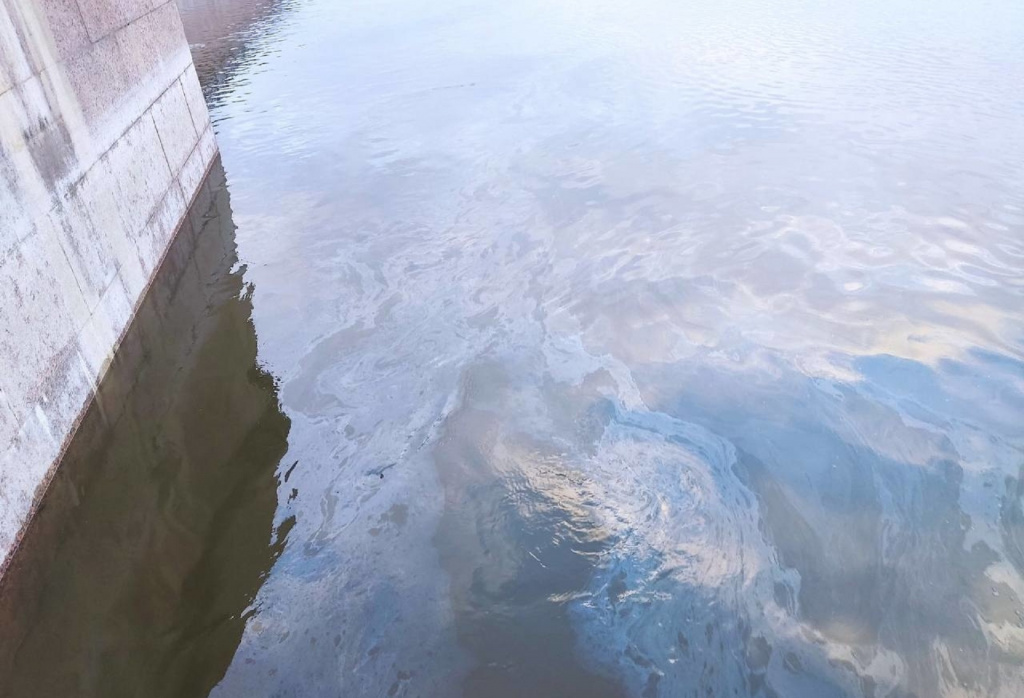 В Астрахани выявлено загрязнение акватории Волги на площади 200 кв. метров