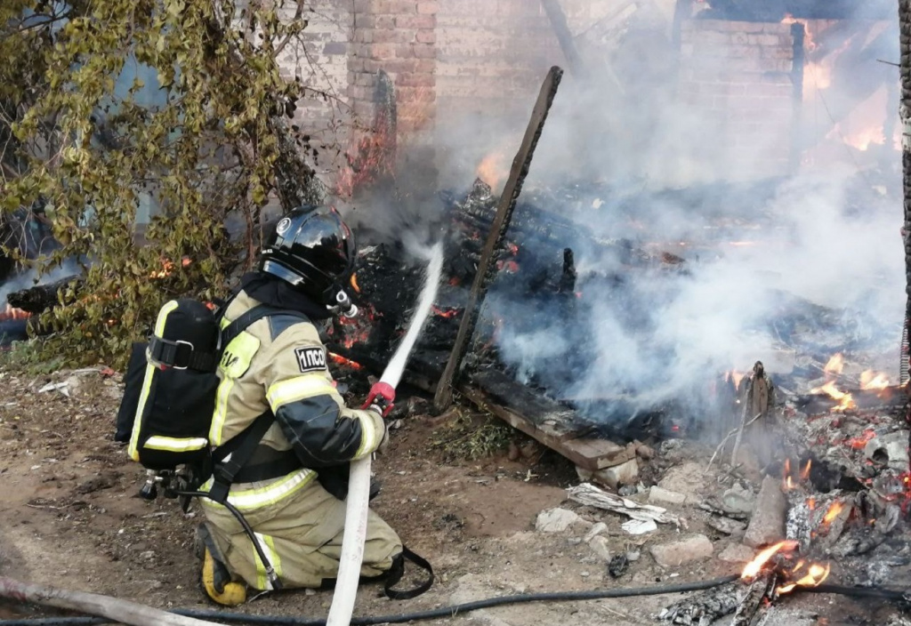 В Астрахани при крупном пожаре в жилом доме у парка “Аркадия” пострадала женщина