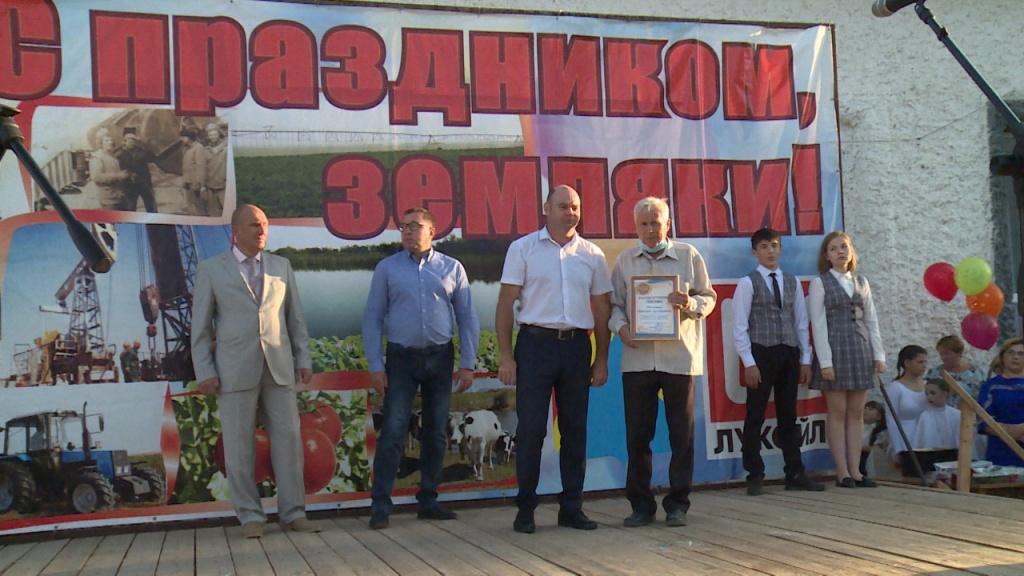 “ЛУКОЙЛ” наградил ветеранов нефтяной отрасли в Астраханской области