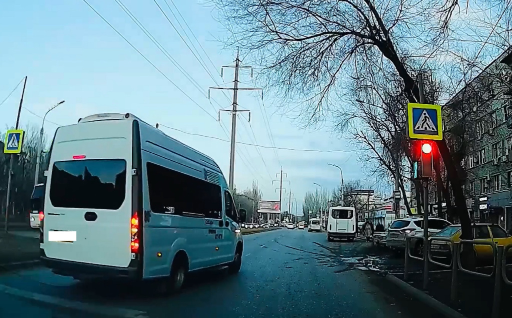 В Астрахани оштрафовали водителя маршрутки за проезд на красный свет
