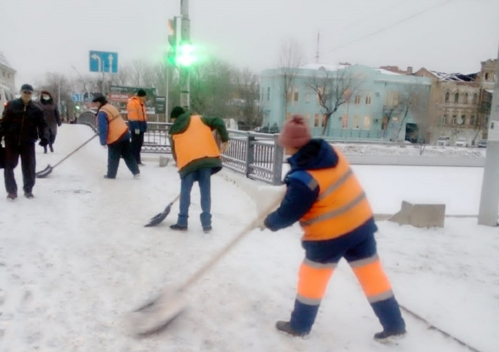 В Астрахани коммунальные службы вновь вышли на уборку улиц от снега