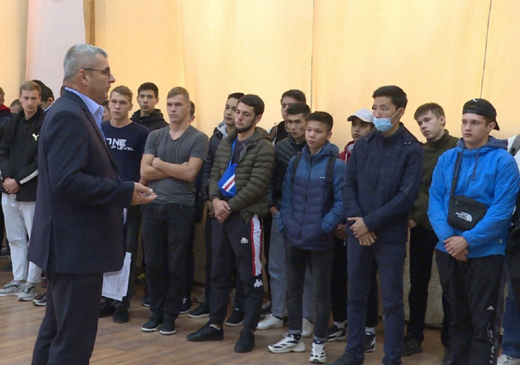 В Астрахани для юношей проводят курсы подготовки к службе в армии 