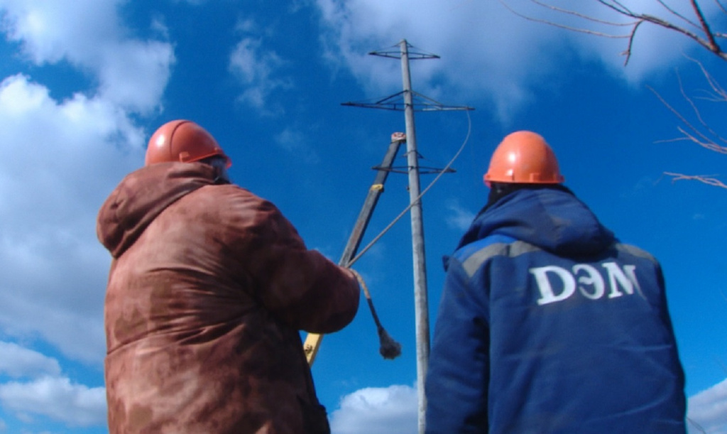 В Икрянинском районе продолжают восстанавливать линии электропередач