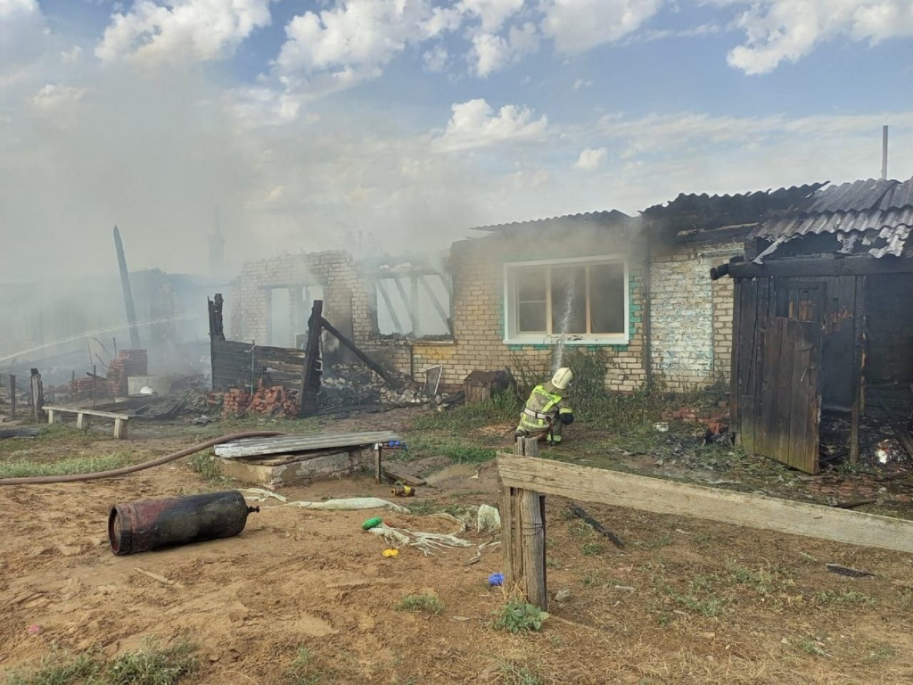 В Астраханской области при пожарах пострадали женщина и ребёнок 