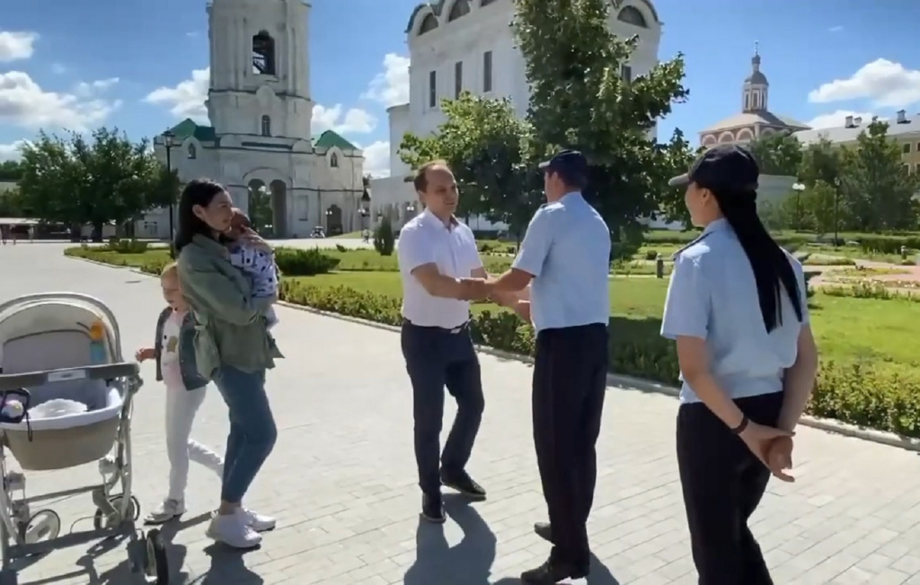 В Астрахани полицейские помогли беременной женщине добраться до роддома