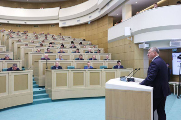 Астраханский губернатор выступил с докладом на парламентских слушаниях в Совфеде