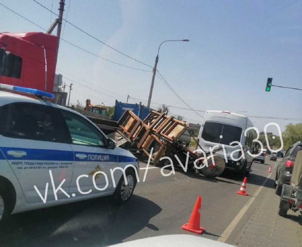 В Астрахани произошло опрокидывание грузовика с буровой установкой