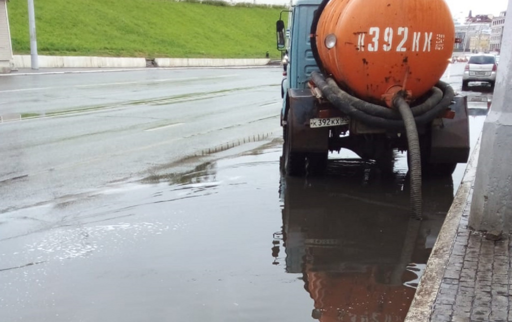 В Астрахани коммунальные службы устраняют последствия дождя