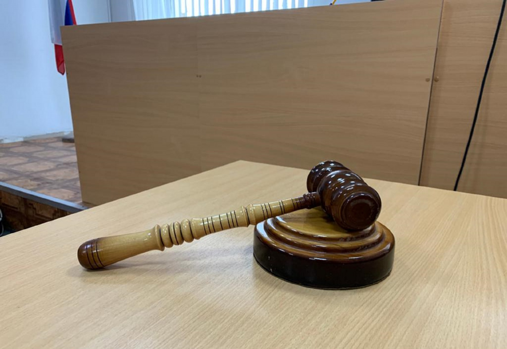 В Астрахани судебного пристава осудят за злоупотребление полномочиями