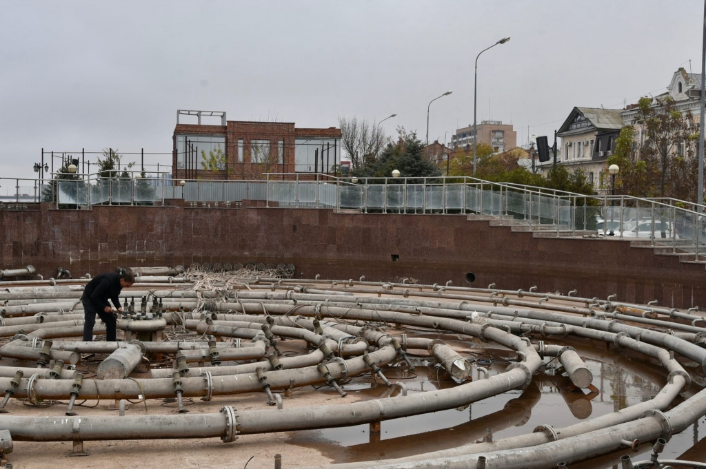 В Астрахани завершают подготовку фонтанов к зиме