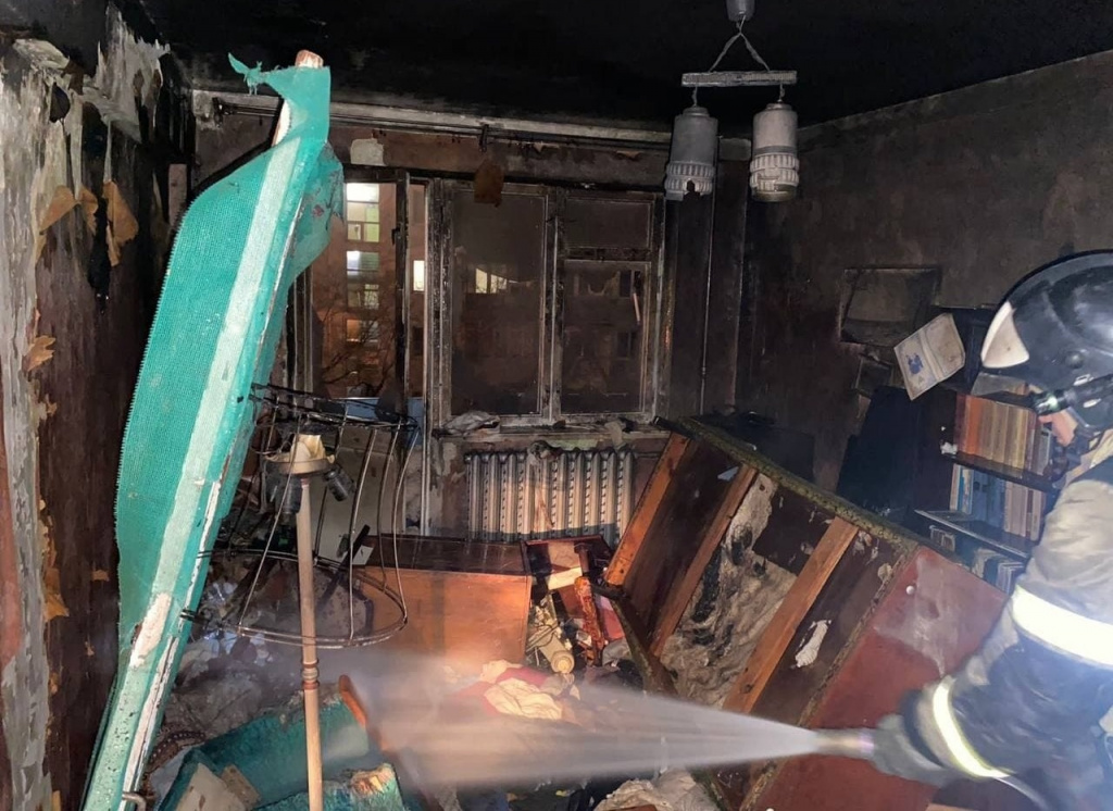 В Астрахани при ночном пожаре в квартире пострадала 84-летняя женщина