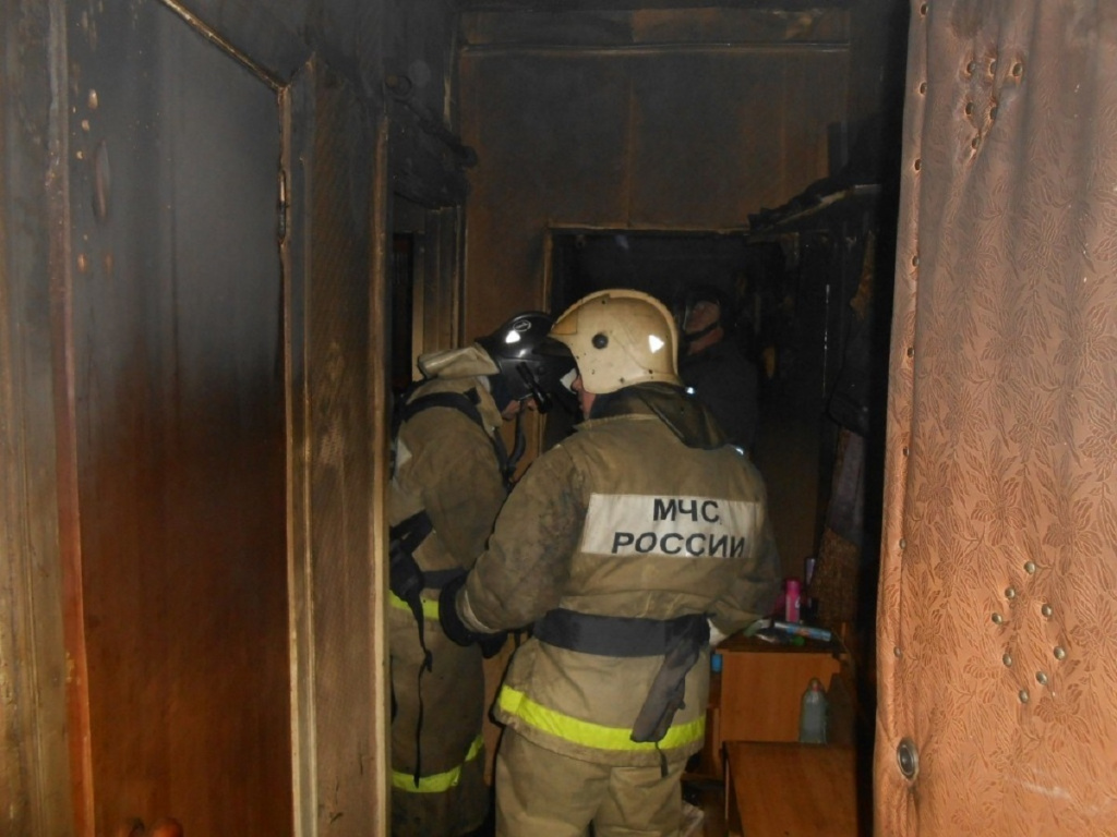 В Астрахани при пожаре в квартире пострадали два пожилых человека