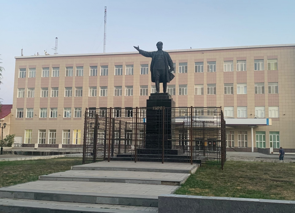 В администрации Астрахани рассказали, почему демонтировали ограждение около памятника Кирову