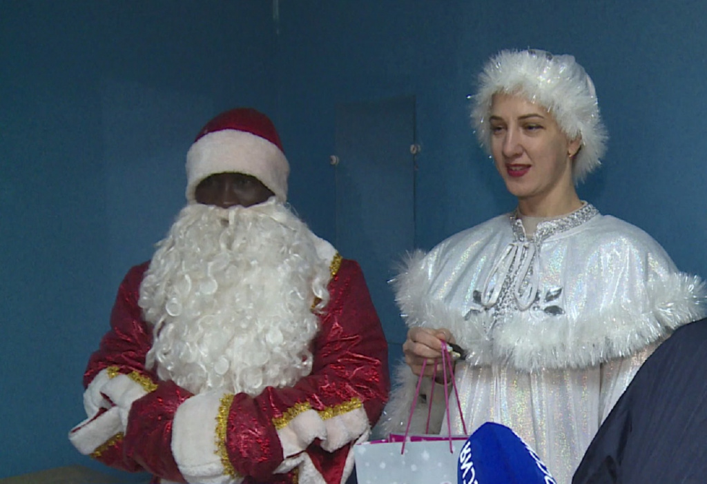 В Астраханской области Дед Мороз и Снегурочка вручают подарки врачам ФАПов