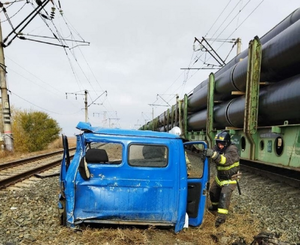 В Астраханской области погиб водитель после столкновения с поездом