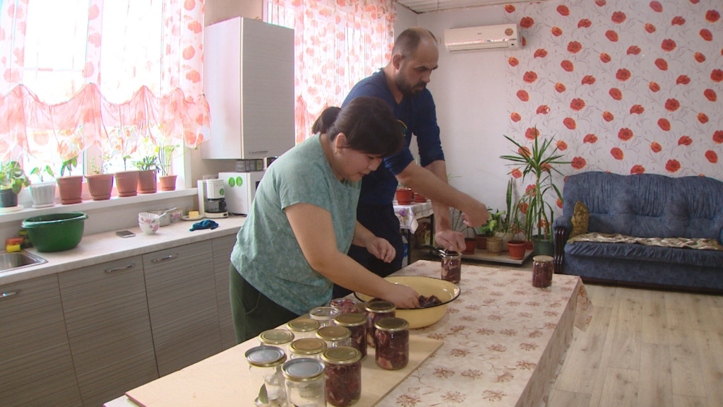 В Астрахани семья наладила домашнее производство молочной продукции и тушёнки