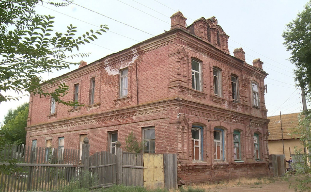 Под Астраханью активисты борются за восстановление старинного дома 