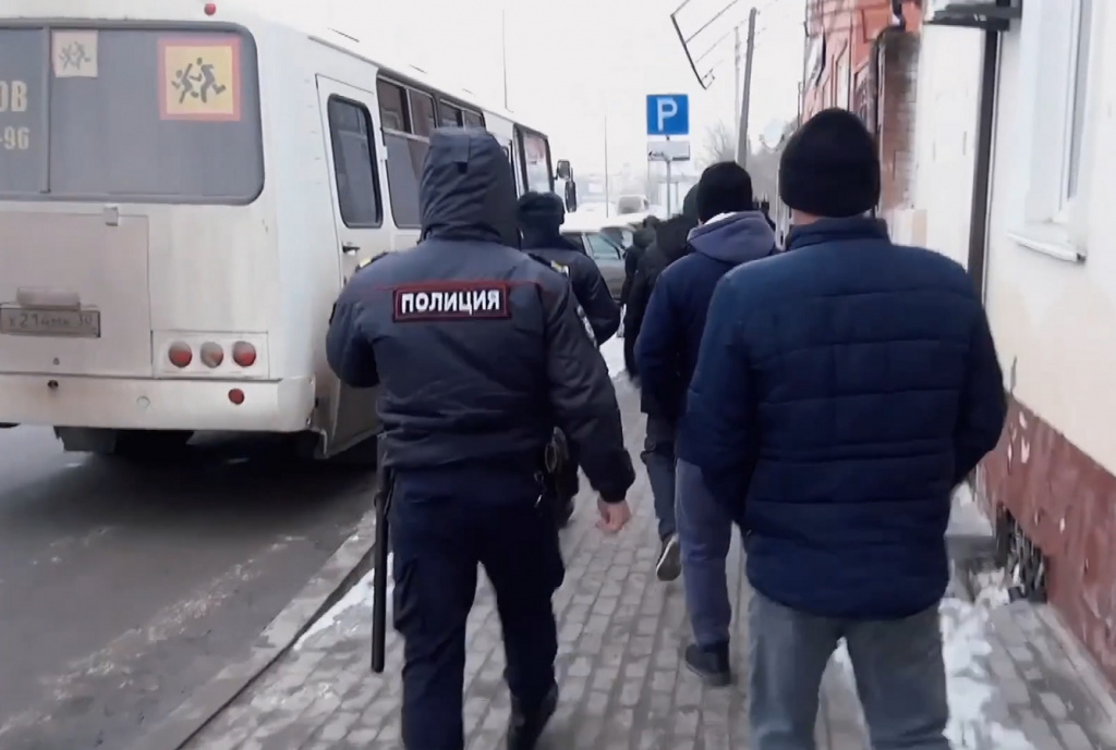 В Астрахани после рейда на «Больших Исадах» в полицию доставили 35 иностранцев