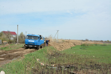 В Астрахани дополнительно укрепляют отдельные участки дамб