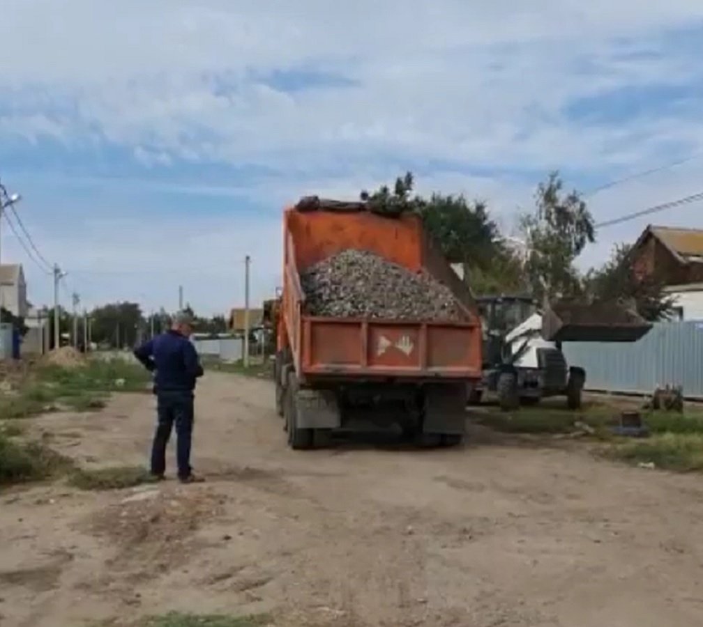В Астрахани инертным материалом подсыпали более 20 грунтовых дорог 