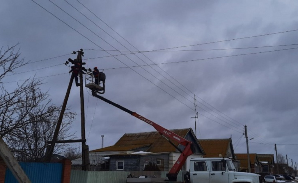 В Астраханской области восстановили электроснабжение после шквального ветра