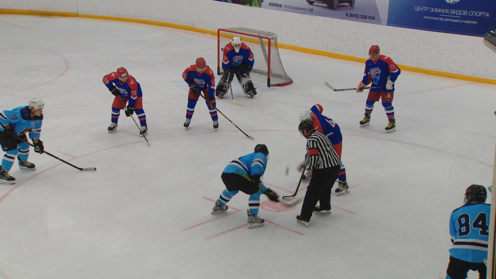 Игорь Бабушкин и Бату Хасиков сыграли в хоккей в центре зимних видов спорта
