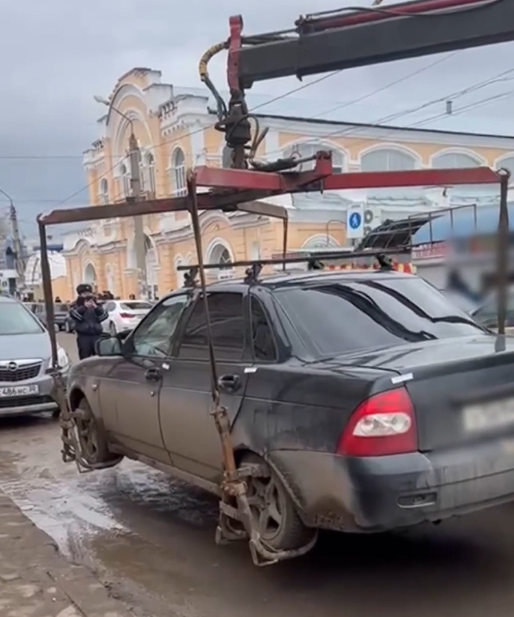 В Астрахани на «Больших Исадах» выявили 35 нарушений и эвакуировали машины