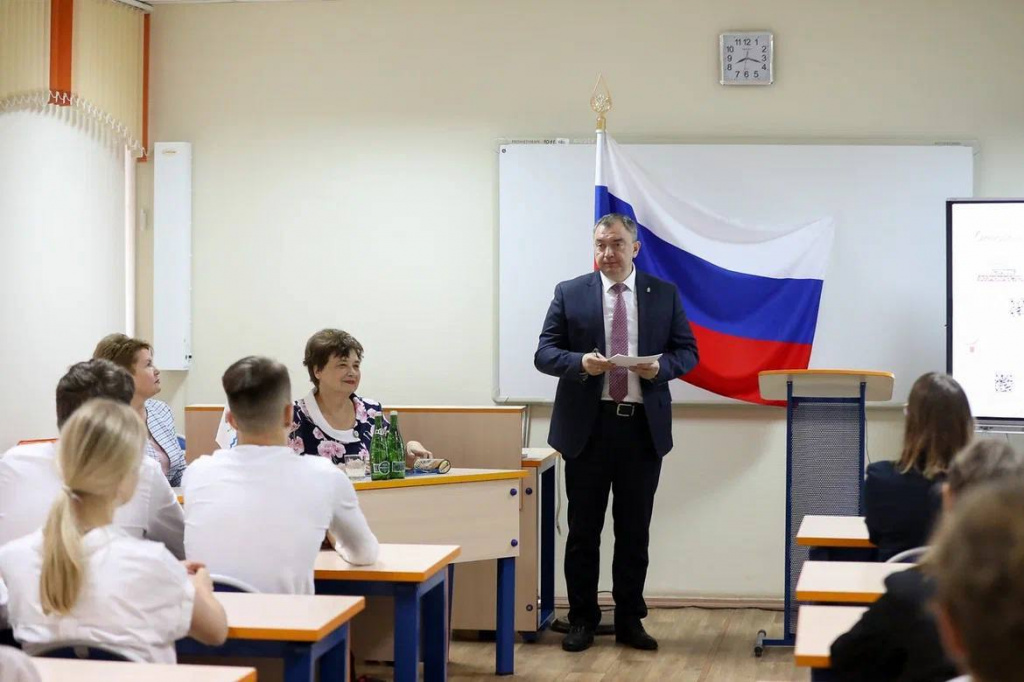 Вице-губернатор Астраханской области провёл урок “Разговоры о важном”