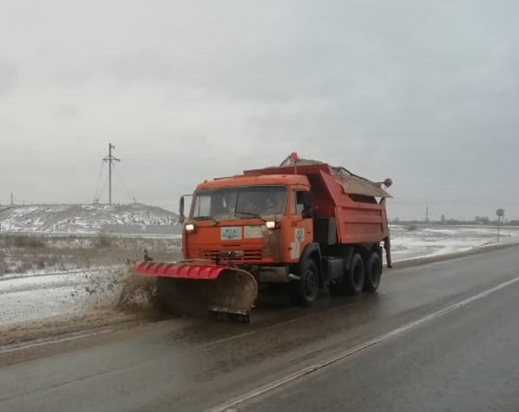 Дорожники расчищают от снега федеральные трассы в Астраханской области