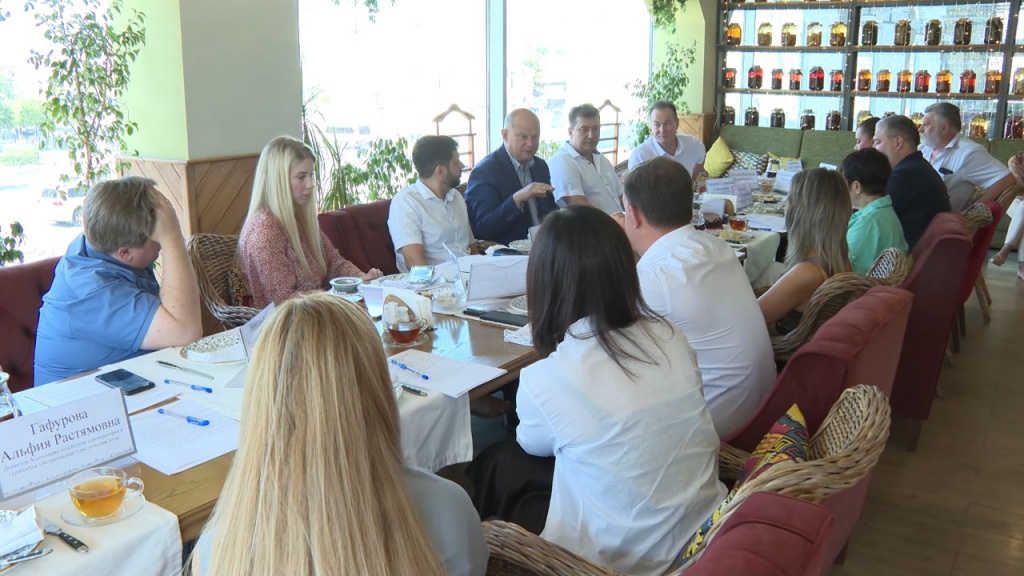 Глава Астрахани обсудил с бизнесменами смягчение требований к летним кафе