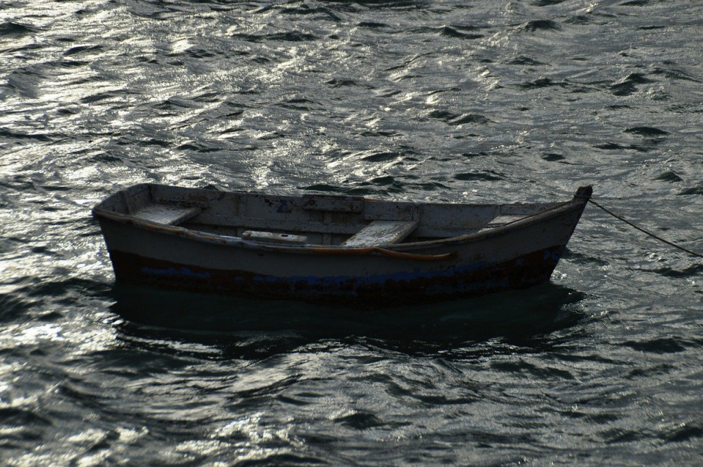 Под Астраханью пассажир пропал без вести после опрокидывания лодки 