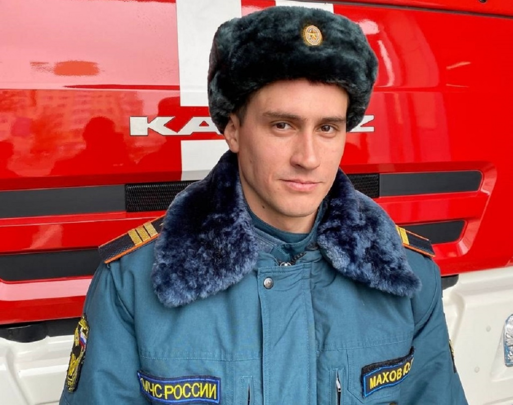 В Астрахани пожарный в свободное от службы время спас из огня двух человек