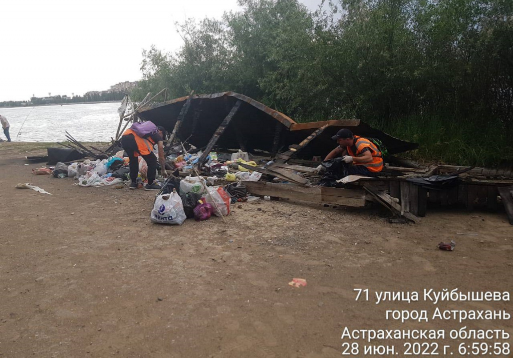 В Астрахани с пляжей на Городском острове вывезли 10 тонн мусора