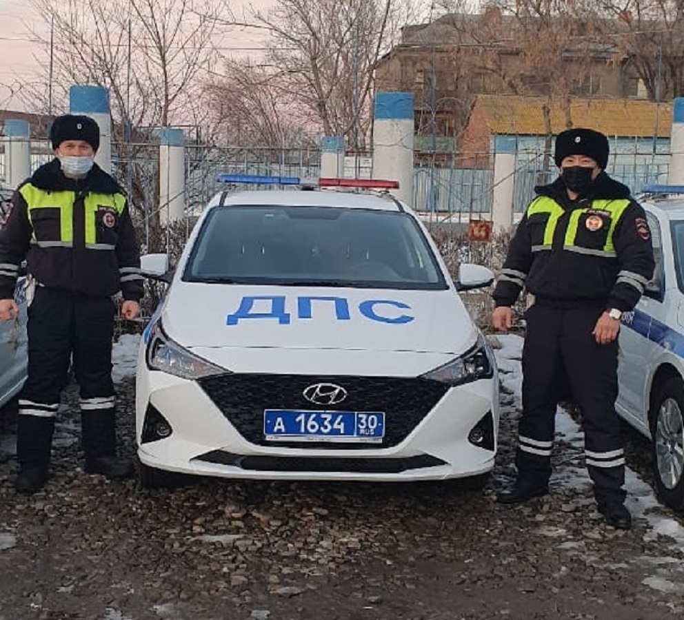 В Астрахани пьяный водитель, скрываясь от полицейских, напал на них